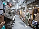 Ministerin Tanner besucht Post-Logistikzentrum. (Bild öffnet sich in einem neuen Fenster)