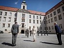 Ministerin Tanner an der Militärakademie. (Bild öffnet sich in einem neuen Fenster)