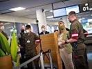 Klaudia Tanner besucht Soldaten am Flughafen Wien-Schwechat. (Bild öffnet sich in einem neuen Fenster)