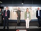 Tanner mit den Soldaten und Flughafen-Vorstand Julian Jäger, r. (Bild öffnet sich in einem neuen Fenster)