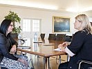 Staatssekretärin Andrea Mayer bei Ministerin Klaudia Tanner. (Bild öffnet sich in einem neuen Fenster)