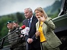 Klaudia Tanner besucht die Soldatinnen und Soldaten in der Steiermark. (Bild öffnet sich in einem neuen Fenster)