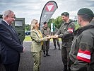 Klaudia Tanner besucht die Soldatinnen und Soldaten in der Steiermark. (Bild öffnet sich in einem neuen Fenster)