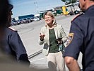 Klaudia Tanner besuchte eine Übung an der Staatsgrenze. (Bild öffnet sich in einem neuen Fenster)