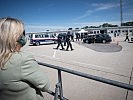 Klaudia Tanner besuchte eine Übung an der Staatsgrenze. (Bild öffnet sich in einem neuen Fenster)