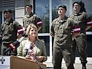 Die Ministerin mit jenen Soldaten, die in OÖ helfen. (Bild öffnet sich in einem neuen Fenster)