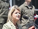 Die Ministerin mit jenen Soldaten, die in OÖ helfen. (Bild öffnet sich in einem neuen Fenster)