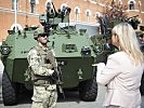 Ministerin Tanner mit einem Soldaten. (Bild öffnet sich in einem neuen Fenster)