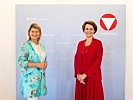 Klaudia Tanner mit Astrid Harz. (Bild öffnet sich in einem neuen Fenster)