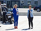 Klaudia Tanner mit Annegret Kramp-Karrenbauer. (Bild öffnet sich in einem neuen Fenster)