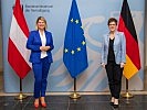 Klaudia Tanner mit Annegret Kramp-Karrenbauer. (Bild öffnet sich in einem neuen Fenster)