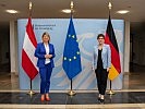 Klaudia Tanner mit Annegret Kramp-Karrenbauer. (Bild öffnet sich in einem neuen Fenster)