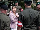 Klaudia Tanner mit den Milizsoldaten. (Bild öffnet sich in einem neuen Fenster)