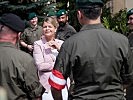 Klaudia Tanner mit den Milizsoldaten. (Bild öffnet sich in einem neuen Fenster)