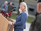 Ministerin Tanner zu Besuch bei der Auslandseinsatzbasis. (Bild öffnet sich in einem neuen Fenster)