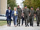 Ministerin Tanner zu Besuch bei der Auslandseinsatzbasis. (Bild öffnet sich in einem neuen Fenster)