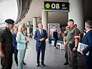 Ministerin Tanner besucht Soldaten am Flughafen Wien. (Bild öffnet sich in einem neuen Fenster)