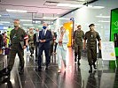 Ministerin Tanner besucht Soldaten am Flughafen Wien. (Bild öffnet sich in einem neuen Fenster)