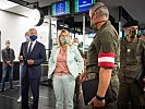 Ministerin Tanner besucht Soldaten am Flughafen Wien. (Bild öffnet sich in einem neuen Fenster)