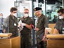 Ministerin Tanner besucht Soldaten am Flughafen Wien. (Bild öffnet sich in einem neuen Fenster)