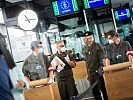 Ministerin Tanner besucht Soldaten am Flughafen Wien. (Bild öffnet sich in einem neuen Fenster)