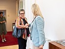 Klaudia Tanner mit Nationalrätin Eva Blimlinger. (Bild öffnet sich in einem neuen Fenster)