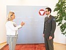 Ministerin Klaudia Tanner mit Hauptmann Gernot Hirschmugl. (Bild öffnet sich in einem neuen Fenster)