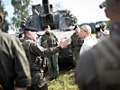 Ministerin Tanner bei der Übung "Handwerk 20". (Bild öffnet sich in einem neuen Fenster)