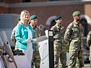 Klaudia Tanner bei der Übergabe der neuen Ausrüstung. (Bild öffnet sich in einem neuen Fenster)