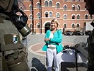 Klaudia Tanner bei der Übergabe der neuen Ausrüstung. (Bild öffnet sich in einem neuen Fenster)