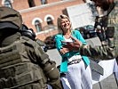 Klaudia Tanner bei der Übergabe der neuen Ausrüstung. (Bild öffnet sich in einem neuen Fenster)