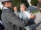 Klaudia Tanner besucht Sicherheitsschule. (Bild öffnet sich in einem neuen Fenster)