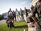 Klaudia Tanner besucht Sicherheitsschule. (Bild öffnet sich in einem neuen Fenster)