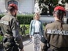 Botschaftsbewachung: Klaudia Tanner mit Soldaten der Militärpolizei. (Bild öffnet sich in einem neuen Fenster)