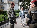 Botschaftsbewachung: Klaudia Tanner mit Soldaten der Militärpolizei. (Bild öffnet sich in einem neuen Fenster)