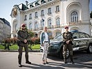 Botschaftsbewachung: Klaudia Tanner mit Soldaten der Militärpolizei. (Bild öffnet sich in einem neuen Fenster)