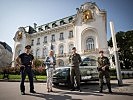 Botschaftsbewachung: Klaudia Tanner mit Soldaten der Militärpolizei. (Bild öffnet sich in einem neuen Fenster)