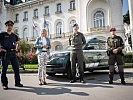 Botschaftsbewachung: Klaudia Tanner mit Soldaten der Militärpolizei. (Bild öffnet sich in einem neuen Fenster)