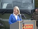 Ministerin Tanner bei der Übergabe der Busse. (Bild öffnet sich in einem neuen Fenster)