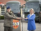 Ministerin Tanner bei der Übergabe der Busse. (Bild öffnet sich in einem neuen Fenster)