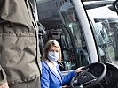 Ministerin Tanner bei der Übergabe der Busse. (Bild öffnet sich in einem neuen Fenster)