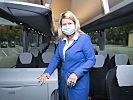 Ministerin Tanner bei der Übergabe der Busse. (Bild öffnet sich in einem neuen Fenster)