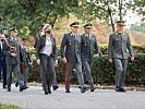 Klaudia Tanner mit den Führungskräften des Bundesheeres. (Bild öffnet sich in einem neuen Fenster)