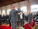 Klaudia Tanner mit den Führungskräften des Bundesheeres. (Bild öffnet sich in einem neuen Fenster)