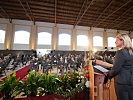 Klaudia Tanner mit den Führungskräften des Bundesheeres. (Bild öffnet sich in einem neuen Fenster)