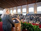 Klaudia Tanner mit den Führungskräften des Bundesheeres. (Bild öffnet sich in einem neuen Fenster)