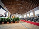 Klaudia Tanner mit den Führungskräften des Bundesheeres. (Bild öffnet sich in einem neuen Fenster)