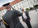 Ministerin Tanner bei der Ausmusterungsfeier. (Bild öffnet sich in einem neuen Fenster)