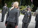 Ministerin Tanner bei der Ausmusterungsfeier. (Bild öffnet sich in einem neuen Fenster)