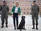 Klaudia Tanner mit Militärhund "Cowboy". (Bild öffnet sich in einem neuen Fenster)